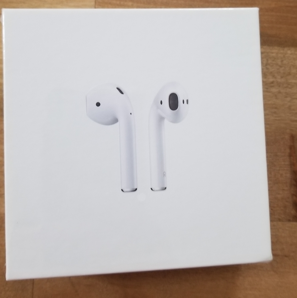 Apple Airpods with Wireless Charging Case